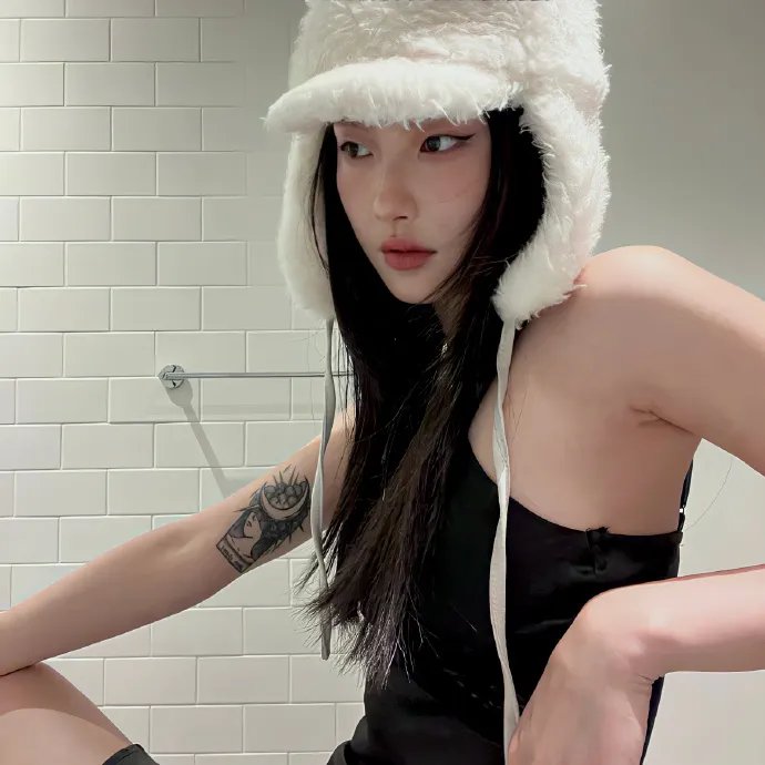想踢沉迷男的女人
